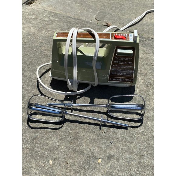 Vintage GE General Electric Deluxe 5 Speed Hand Mixer D2M22 Avocado Green - Picture 1 of 7